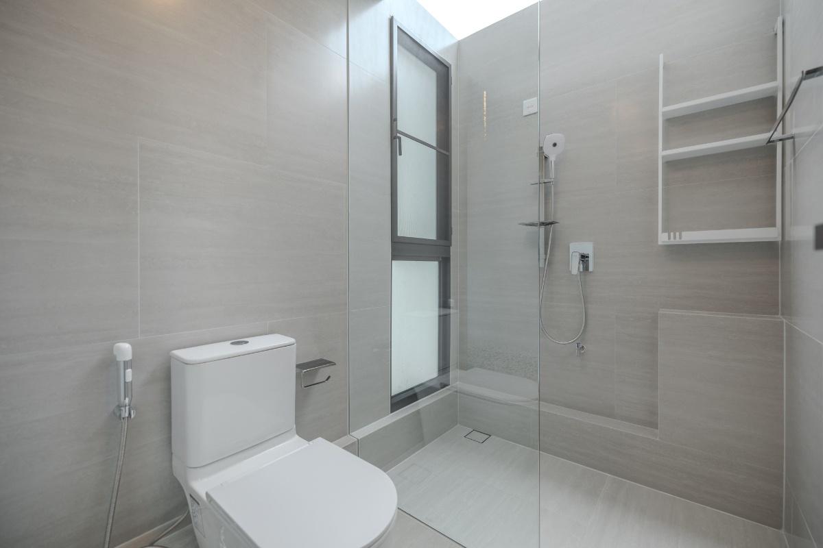 รูป Vive Krungthepkritha | ให้เช่าบ้านเดี่ยวหลังมุม 4 ห้องนอน แต่งสวย แบบ Modern Luxury ดูอบอุ่น น่าอยู่ ใกล้รร.นานาชาติเวลลิงตั้น - รูปที่ 3/49