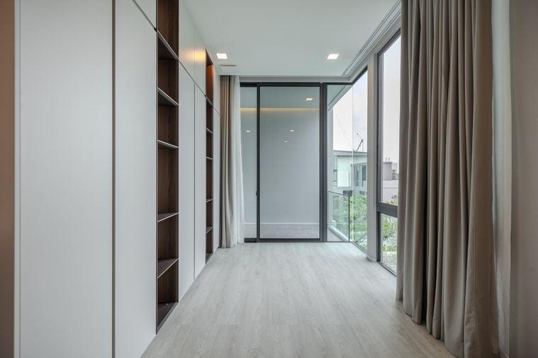 รูป Vive Krungthepkritha | ให้เช่าบ้านเดี่ยวหลังมุม 4 ห้องนอน แต่งสวย แบบ Modern Luxury ดูอบอุ่น น่าอยู่ ใกล้รร.นานาชาติเวลลิงตั้น - รูปที่ 23/49