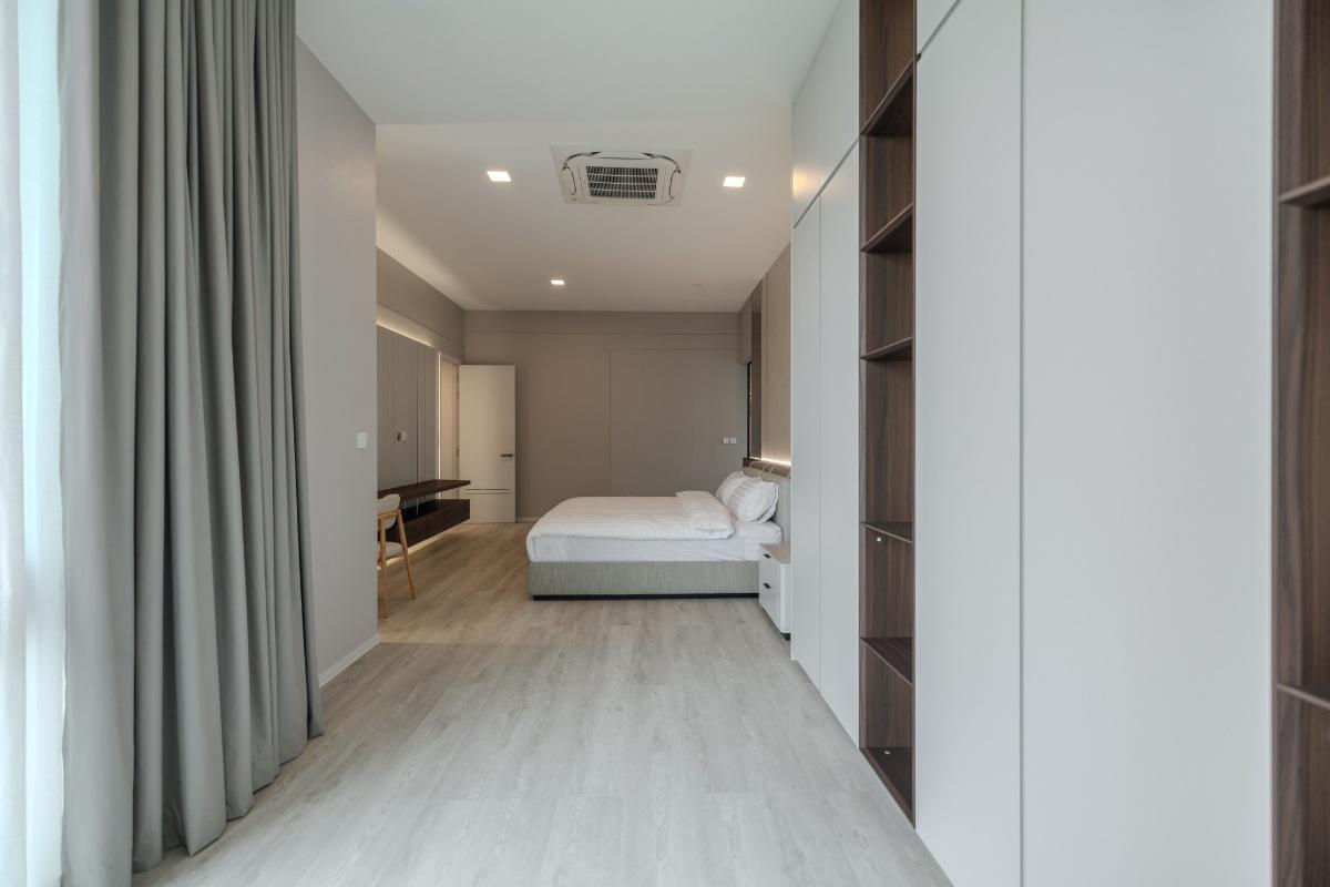 รูป Vive Krungthepkritha | ให้เช่าบ้านเดี่ยวหลังมุม 4 ห้องนอน แต่งสวย แบบ Modern Luxury ดูอบอุ่น น่าอยู่ ใกล้รร.นานาชาติเวลลิงตั้น - รูปที่ 22/49