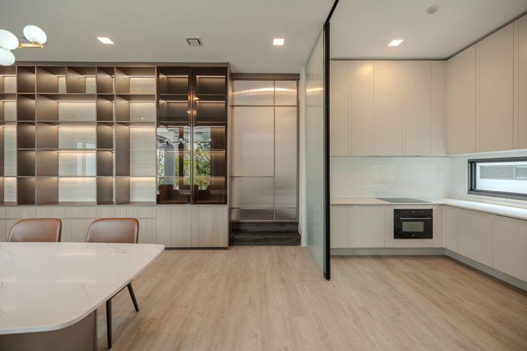 รูป Vive Krungthepkritha | ให้เช่าบ้านเดี่ยวหลังมุม 4 ห้องนอน แต่งสวย แบบ Modern Luxury ดูอบอุ่น น่าอยู่ ใกล้รร.นานาชาติเวลลิงตั้น - รูปที่ 10/49