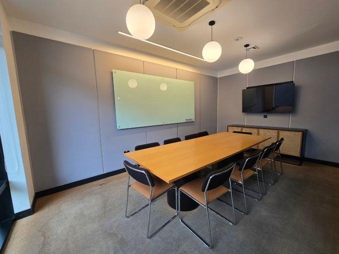 picture Premium office space for rent in the city center at Suthi Tower on Phetchaburi Road. Fully equipped with comprehensive office services and facilities.  - 9/13