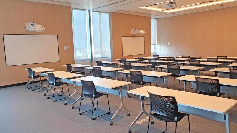 picture Service office space for rent on 66 Tower building in Phra Khanong area, near BTS Udomsuk. Complete facilities and office equipment. - 1/16