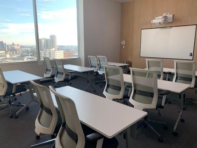 picture Service office space for rent on 66 Tower building in Phra Khanong area, near BTS Udomsuk. Complete facilities and office equipment. - 8/16