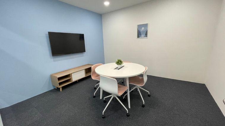 picture Office space for rent at Ratchada One Building. decorated in a simple and comfortable style, with complete furniture and office equipment. - 4/9
