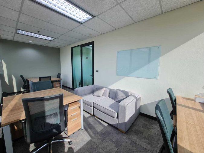 picture Serviced office for rent at Muang Thai Phatra Tower on Ratchada Road. Fully equipped with office furniture commute via MRT and public transportation. - 6/15