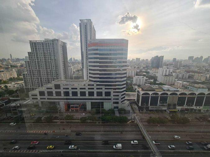 picture Serviced office for rent at Muang Thai Phatra Tower on Ratchada Road. Fully equipped with office furniture commute via MRT and public transportation. - 3/15