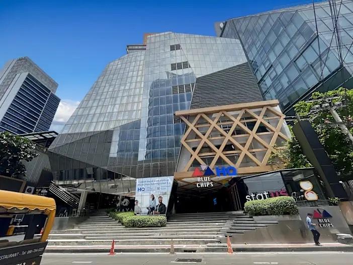 รูป พื้นที่ออฟฟิศ พร้อมcoworking สุดทันสมัยให้เช่า บนอาคารบลูชิพส์ ทองหล่อ ภายในอาคารเป็นล็อบบี้สุดโมเดิร์นซึ่งเปิดทางนำไปสู่ออฟฟิศรูปแบบร่วมสมัย - รูปที่ 1/9