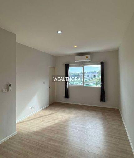 picture 3-storey townhouse, Baan Klang Muang Suanluang, ready to move in - 4/9