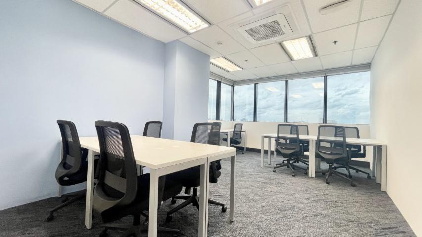 picture Office space for rent at Muang Thai Phatra Building B, featuring a spacious layout with ample natural light — ideal for a productive work environment. - 4/9