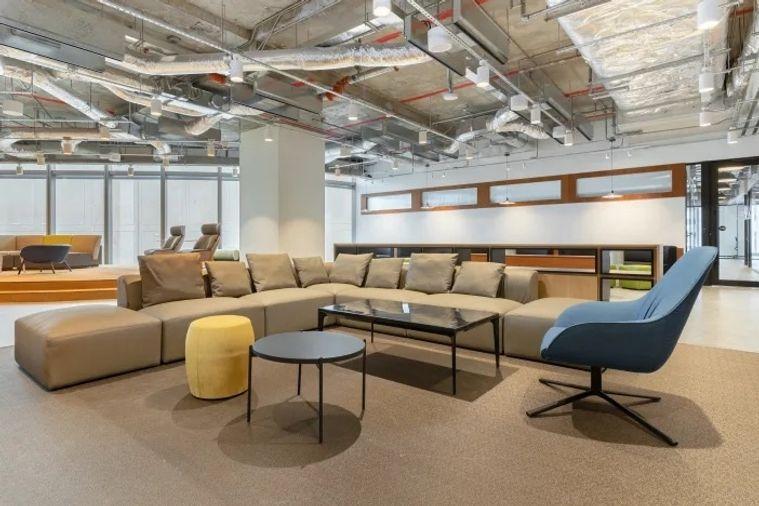 picture Serviced Office for Rent at Sermmit Tower Asoke. Offering flexible rental term, starting 1 month, Fully equipped with office furniture and facilities. - 4/11