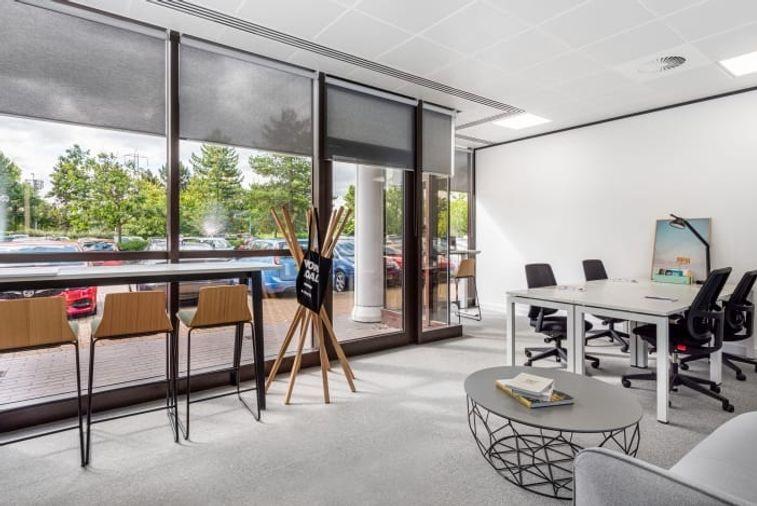 picture Office Space for Rent on the 37th Floor of Sathorn Square. Premium office space offers stunning panoramic views. Just 4-mins walk from BTS Chong Nonsi - 1/11