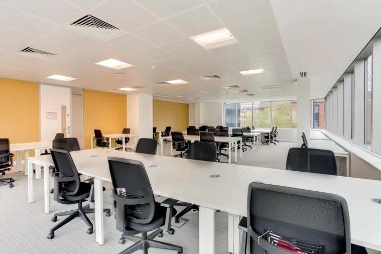 picture Office Space for Rent on the 37th Floor of Sathorn Square. Premium office space offers stunning panoramic views. Just 4-mins walk from BTS Chong Nonsi - 2/11