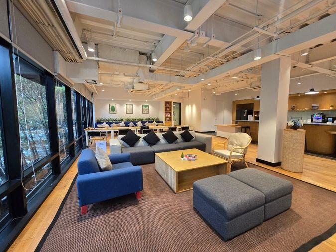 picture Premium office space for rent in the city center at Suthi Tower on Phetchaburi Road. Fully equipped with comprehensive office services and facilities.  - 11/13
