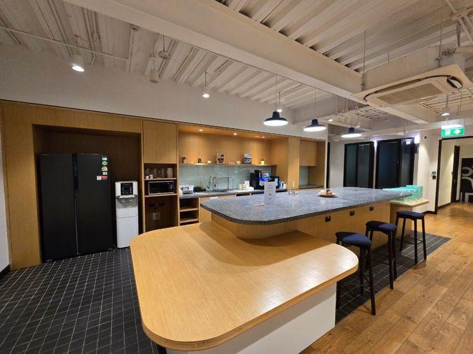 picture Premium office space for rent in the city center at Suthi Tower on Phetchaburi Road. Fully equipped with comprehensive office services and facilities.  - 2/13