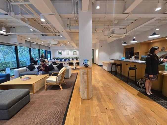 picture Premium office space for rent in the city center at Suthi Tower on Phetchaburi Road. Fully equipped with comprehensive office services and facilities.  - 3/13