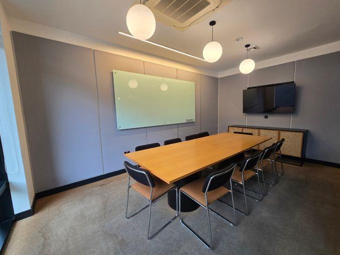 picture Premium office space for rent in the city center at Suthi Tower on Phetchaburi Road. Fully equipped with comprehensive office services and facilities.  - 10/13