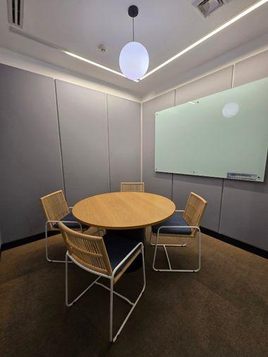 picture Premium office space for rent in the city center at Suthi Tower on Phetchaburi Road. Fully equipped with comprehensive office services and facilities.  - 9/13