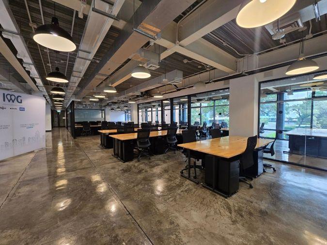 picture Premium office space for rent in the city center at Suthi Tower on Phetchaburi Road. Fully equipped with comprehensive office services and facilities.  - 5/13