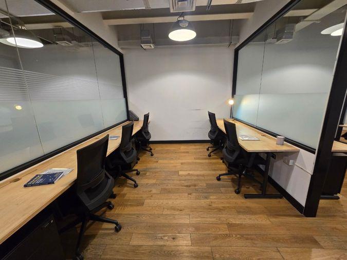 picture Premium office space for rent in the city center at Suthi Tower on Phetchaburi Road. Fully equipped with comprehensive office services and facilities.  - 3/13