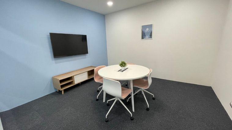 picture Office space for rent at Ratchada One Building. decorated in a simple and comfortable style, with complete furniture and office equipment. - 4/9