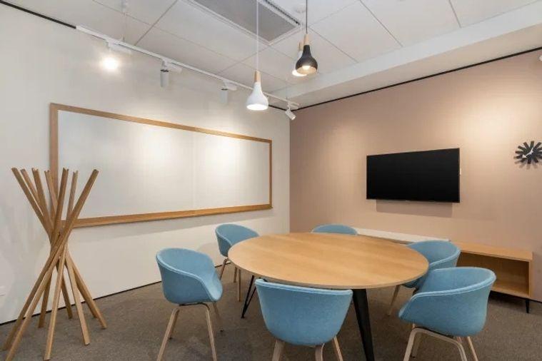 picture Serviced Office for Rent at Charter Square. Stunning view of the Chao Phraya River. This fully equipped serviced office meets all the needs,near BTS. - 6/11