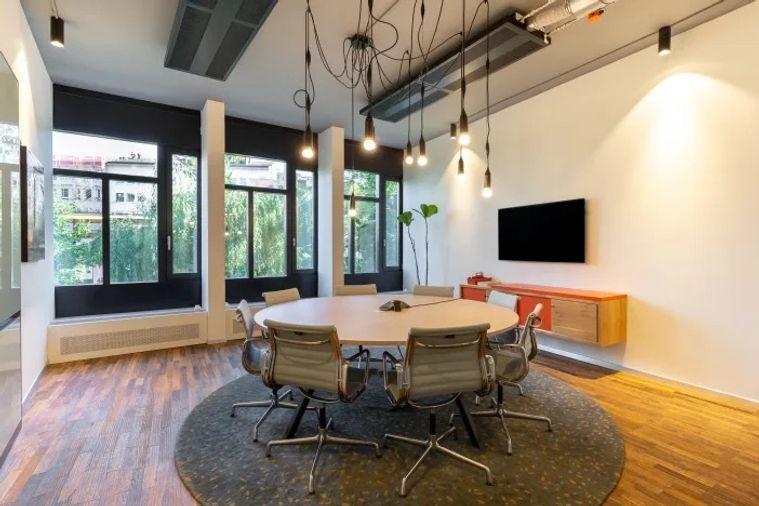 picture Office for rent in AIA Capital Center building, panoramic view, with office equipment that allows you to start working immediately. - 1/10