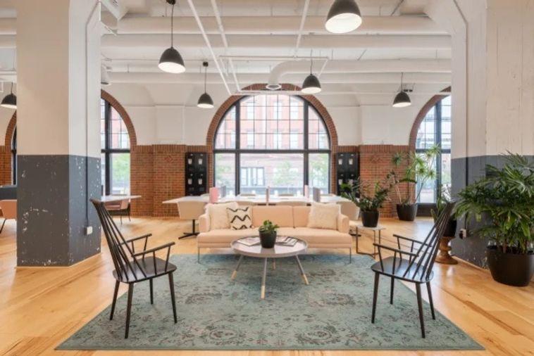 picture Office for rent in AIA Capital Center building, panoramic view, with office equipment that allows you to start working immediately. - 4/10