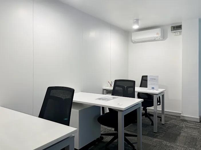 picture Office for rent with modern coworking space, Blue Chips Thonglor Building. Inside is a modern lobby that opens up to a contemporary office space. - 6/9