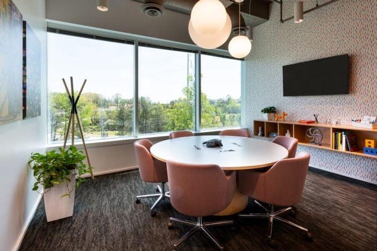 picture Serviced Office for Rent at Charter Square. Stunning view of the Chao Phraya River. This fully equipped serviced office meets all the needs,near BTS. - 1/11