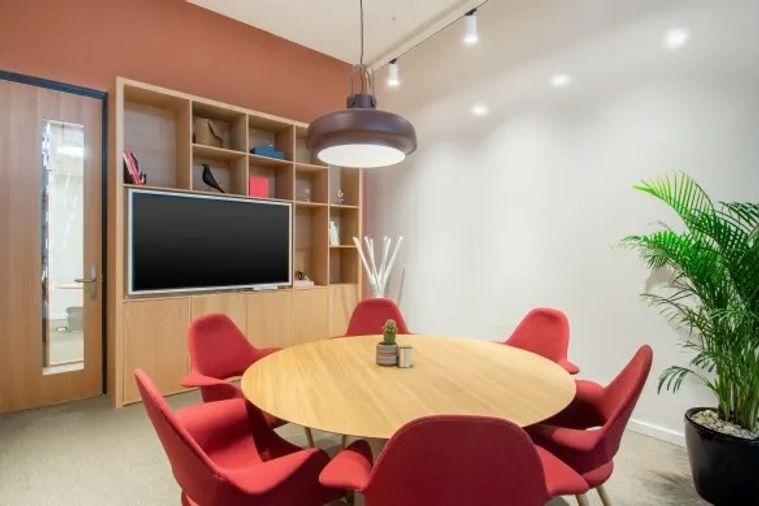 รูป เซอร์วิสออฟฟิศให้เช่า ที่The Office Plus ในตัวเมืองเชียงใหม่ ย่านใจกลางธุรกิจ ส่วนหน้าอาคารแบบเปิดโล่งที่ให้ทัศนียภาพที่ชัดเจนในพื้นที่ทำงานแบบไดนามิก - รูปที่ 4/11
