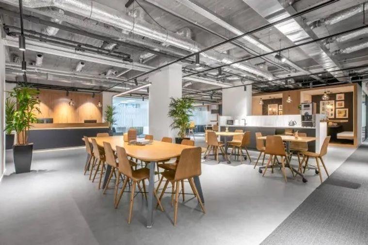 รูป เซอร์วิสออฟฟิศในเช่าในอาคารmixed use ที่Icon Park Hotel เชียงใหม่ พื้นที่ทำงานสมัยใหม่ที่กว้างขวางและสว่าง ซึ่งออกแบบมาเพื่อรองรับการทำงานสมัยใหม่ - รูปที่ 1/10