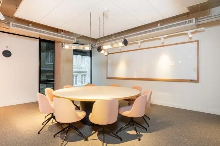 รูป เซอร์วิสออฟฟิศให้เช่า ที่The Office Plus ในตัวเมืองเชียงใหม่ ย่านใจกลางธุรกิจ ส่วนหน้าอาคารแบบเปิดโล่งที่ให้ทัศนียภาพที่ชัดเจนในพื้นที่ทำงานแบบไดนามิก - รูปที่ 5/11
