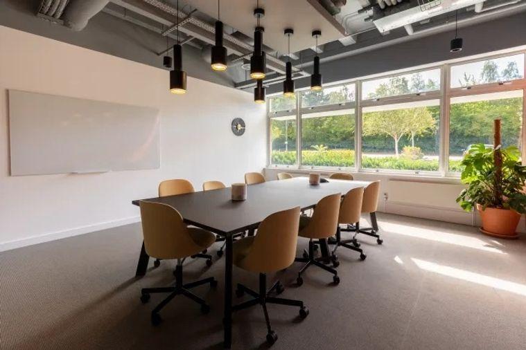 picture Serviced Office for Rent at S.P. Building, Ari Area Modern and stylishly designed, serviced office offers a full range of professional workspaces. - 2/10