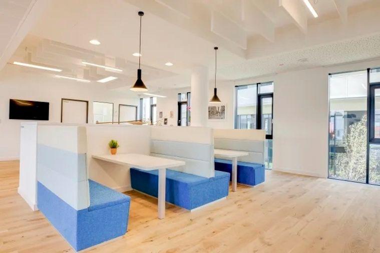 picture Serviced Office for Rent at S.P. Building, Ari Area Modern and stylishly designed, serviced office offers a full range of professional workspaces. - 8/10
