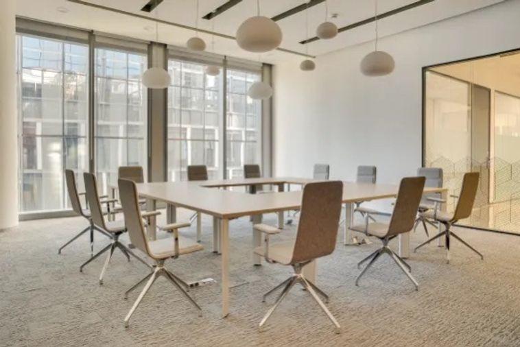 รูป เซอร์วิสออฟฟิศในเช่าในอาคารmixed use ที่Icon Park Hotel เชียงใหม่ พื้นที่ทำงานสมัยใหม่ที่กว้างขวางและสว่าง ซึ่งออกแบบมาเพื่อรองรับการทำงานสมัยใหม่ - รูปที่ 2/10