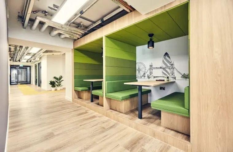 รูป เซอร์วิสออฟฟิศให้เช่า ที่The Office Plus ในตัวเมืองเชียงใหม่ ย่านใจกลางธุรกิจ ส่วนหน้าอาคารแบบเปิดโล่งที่ให้ทัศนียภาพที่ชัดเจนในพื้นที่ทำงานแบบไดนามิก - รูปที่ 8/11