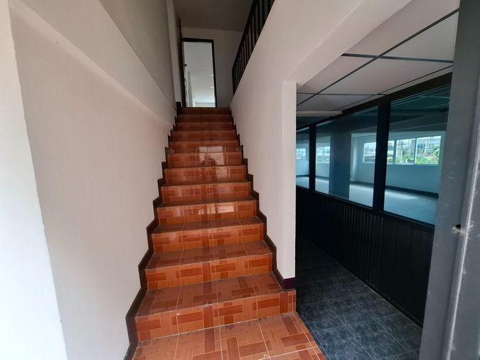 รูป ขายด่วน! อาคารพาณิชย์-สำนักงาน 4 ชั้น 2 คูหาทะลุถึงกัน (ใกล้สนามบินดอนเมือง) ทำเลดี ติดถนน ซอย ประชาอุทิศ 13 ดอนเมือง ราคา 7,900,000 บาท) - รูปที่ 24/25