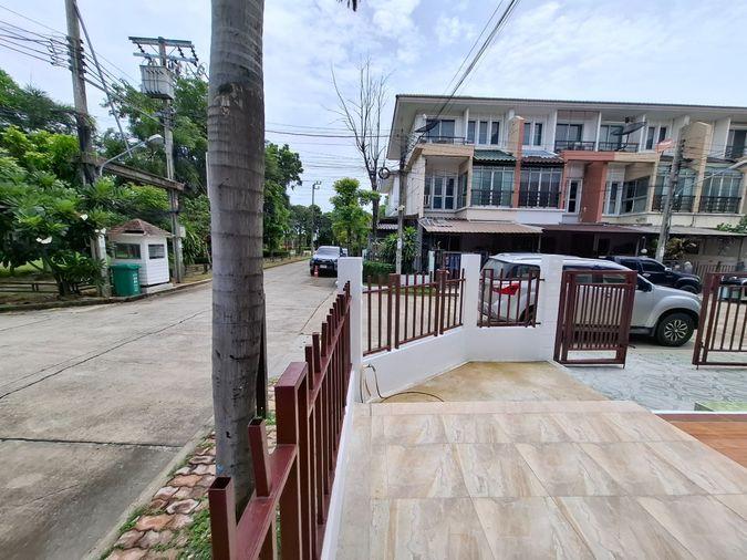 รูป ทาวน์เฮ้าส์ 2 ชั้น โครงการ วิสต้า อเวนิว เพชรเกษม 81  หลังมุม บ้านพร้อมอยู่ ติดสวนส่วนกลางด้านหน้าโครงการ หนองแขม กรุงเทพ (ราคาถูก! 2,900,000 บาท) - รูปที่ 20/24