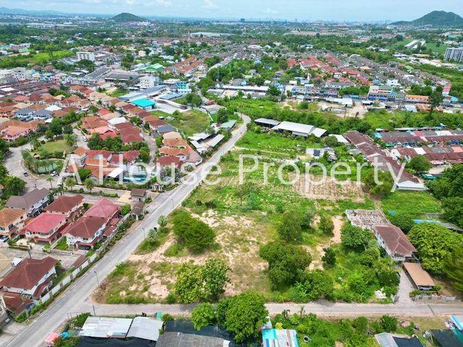 picture Beautiful land plot for sale in Sriracha, community area, opposite Manirin Place Village. - 4/11