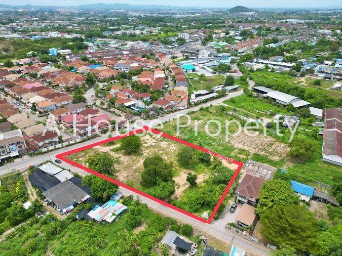 picture Beautiful land plot for sale in Sriracha, community area, opposite Manirin Place Village. - 2/11