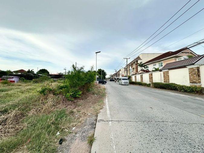 picture Beautiful land plot for sale in Sriracha, community area, opposite Manirin Place Village. - 10/11