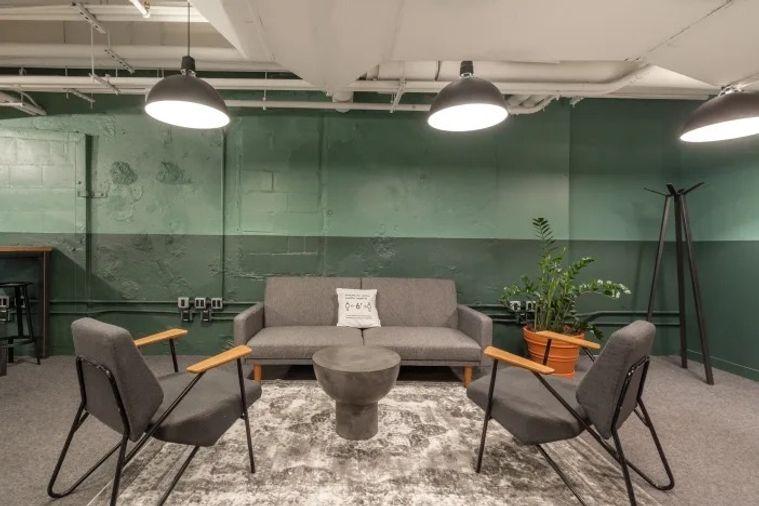 picture Fully furnished office space for rent  featuring modern-style decor and fully equipped with essential office furniture for immediate use. - 26/29