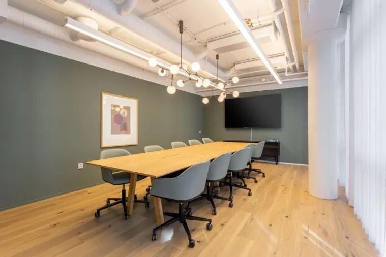 picture Fully furnished office space for rent  featuring modern-style decor and fully equipped with essential office furniture for immediate use. - 25/29