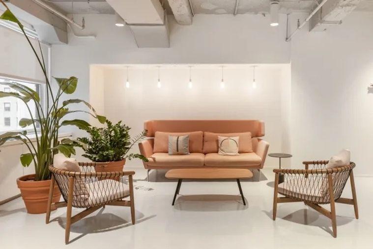 picture Fully furnished office space for rent  featuring modern-style decor and fully equipped with essential office furniture for immediate use. - 27/29