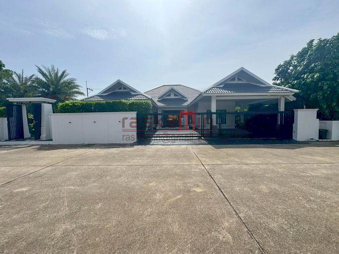 รูป 🏡 ขายบ้านหรูพร้อมสระว่ายน้ำส่วนตัว - รูปที่ 1/50