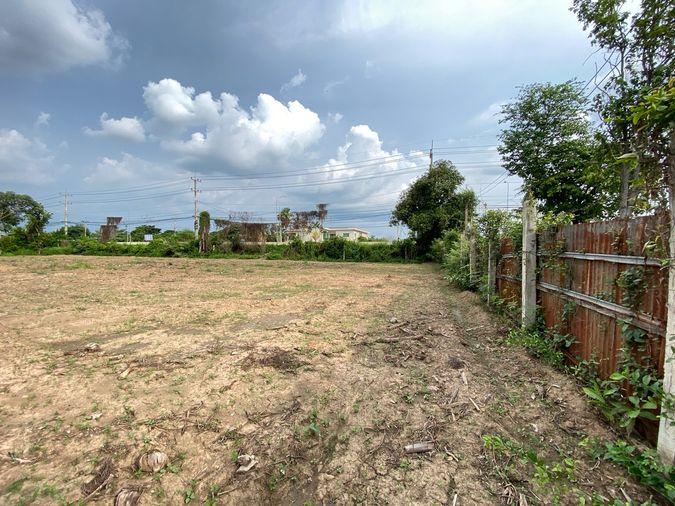 picture Land for sale in Sing Buri, opposite Wat Phra Non, 4-2-16 Rai, price 10.35 million Baht, width 88 meters, drectangular plot, adjacent to Highway 3032. - 9/14