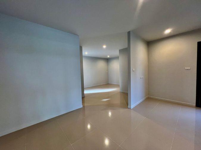 รูป ขายบ้านเดี่ยวสไตล์โมเดิร์น Living Loft ลำลูกกา คลอง 9 | หรูหรา กว้างขวาง วัสดุพรีเมียม พร้อมเข้าอยู่ - รูปที่ 11/25