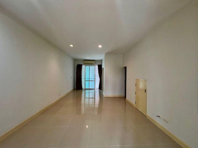 รูป 🏡 ขายด่วน! ทาวน์โฮม 3 ชั้น บ้านกลางเมือง S-Sense ศรีนครินทร์ | รีโนเวทใหม่ทั้งหลัง  บนทำเลศักยภาพ ใกล้รถไฟฟ้า - รูปที่ 3/26
