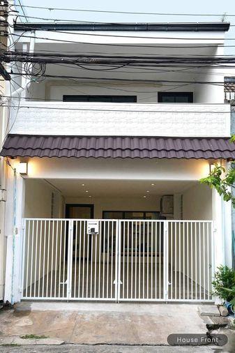 รูป ทาวน์เฮ้าส์ให้เช่า 📍 Baan Yu Charoen 29 📍 3 ห้องนอน 2 ห้องน้ำ เฟอร์นิเจอร์ และ เครื่องใช้ไฟฟ้าครบ  - รูปที่ 2/11