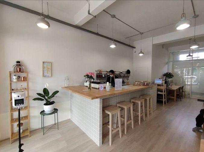 รูป อาคารพาณิชย์ ตึกแถว5ชั้น ติดถนน ตกแต่งสวย เดิมทำร้านกาแฟ ทำเลติดลาดหญ้า หน้าองค์การโทรศัพท์ ก่อน รพ.ธนบุรี เช่า50,000 สนใจ add line :paolin1  - รูปที่ 4/9